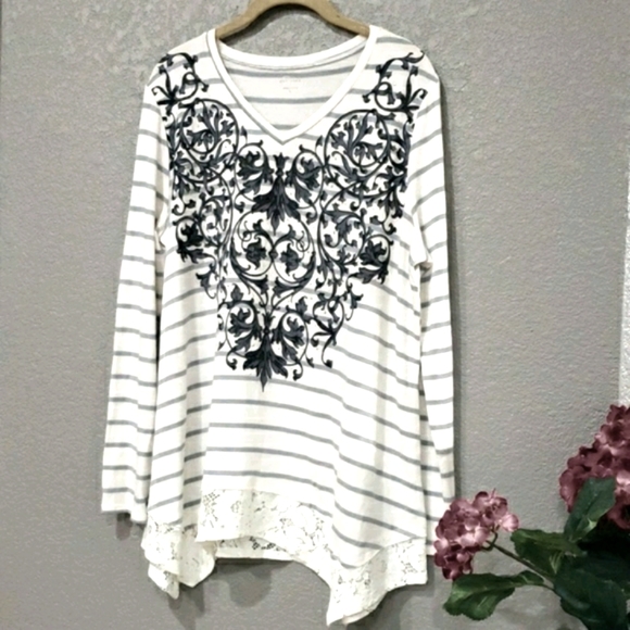 Womens Vneck graphic knit top lace trim top size Large - Picture 1 of 8